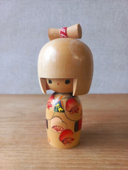  Kokeshi baba fbl cseresznyevirggal